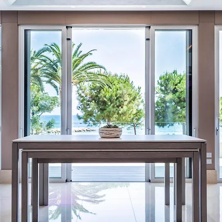 Crowne Plaza By Ihg Szálloda 4*