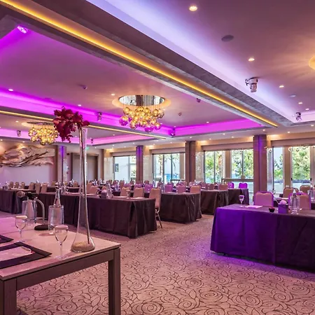 Отель Crowne Plaza By Ihg Лимасол