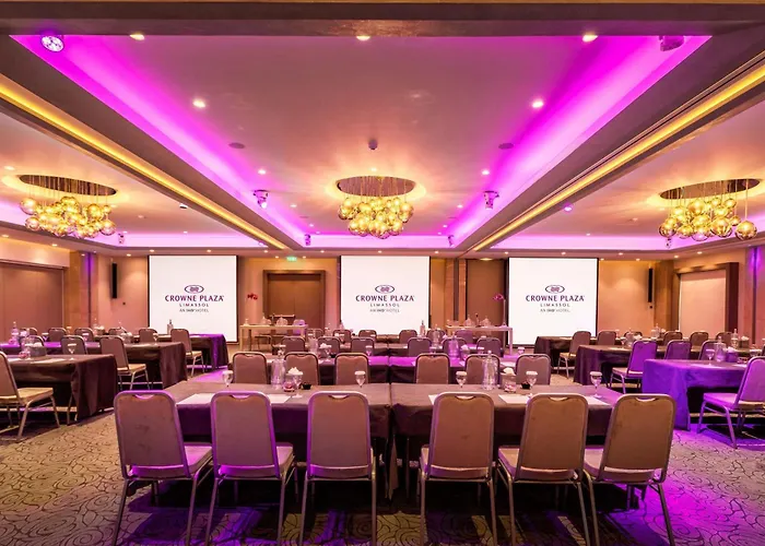 Crowne Plaza By Ihg Отель